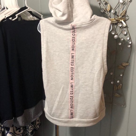 Forever 21 light gray sleeveless hoodie size small - Picture 4 of 5